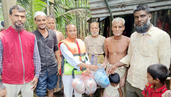 পানিবন্দি মানুষের মাঝে এড আব্দ্লুাহ হেলালের শুকনো খাবার বিতরণ