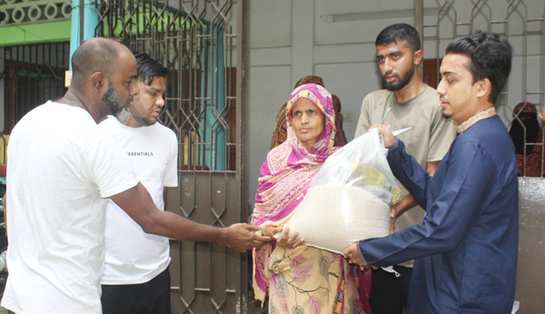 বন্যায় কবলিত পানিবন্দি পরিবারের মধ্যে শাহ আলম শাওন এর খাদ্য সামগ্রী বিতরণ