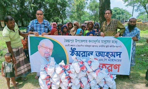 জৈন্তাপুরে বন্যার্তদের মাঝে ইমরান আহমদ এমপির ত্রাণ বিতরণ