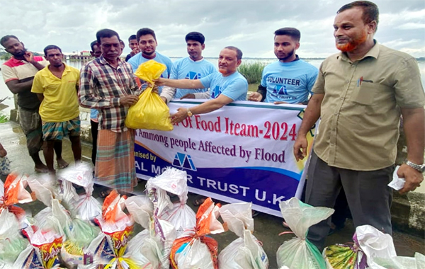 দাউদপুরে বন্যার্থদের মধ্যে আল মুনির ট্রাস্টের ত্রাণ বিতরণ