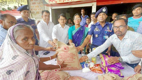 রাজনগরে বন্যার্তদের মাঝে জেলা প্রশাসকের ত্রাণ বিতরণ